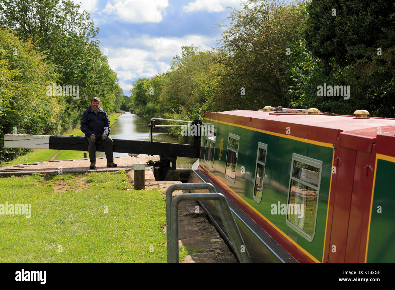 Uomo seduto sul braccio di una serratura, Stratford-su-Avon Canal, Warwickshire Foto Stock