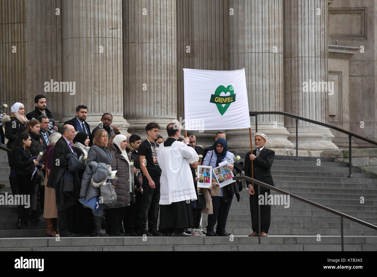 Londra, Regno Unito. Il 14 dicembre, 2017. I sopravvissuti e le famiglie delle vittime presso la Torre Grenfell fire memoriale di servizio presso la Cattedrale di St Paul Foto Stock