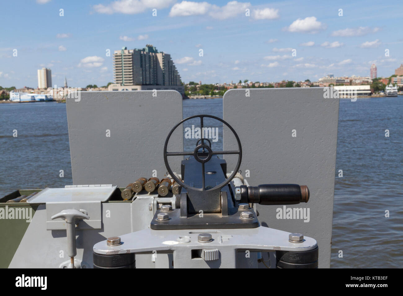 Visualizza in basso curiosità su un M2 Browning machine gun sul ponte di prua della USS New Jersey Iowa classe corazzata, Fiume Delaware, NJ, Stati Uniti d'America. Foto Stock