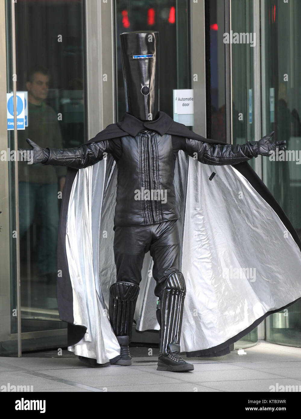 Londra, Regno Unito. Xviii Dicembre, 2017. Signore Buckethead leader politico visto al di fuori della BBC Studios di Londra Foto Stock