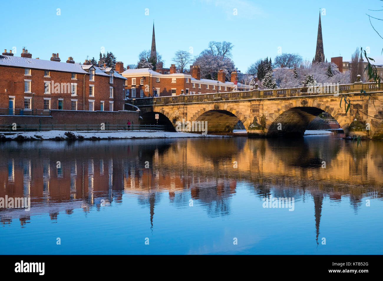 Inverno a inglese ponte sopra il fiume Severn, Shrewsbury, Shropshire, Inghilterra, Regno Unito Foto Stock