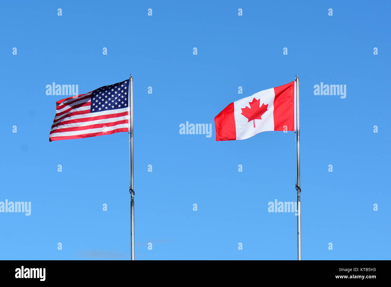 Le bandiere del Canada e degli Stati Uniti di volare su un palo di bandiera in Victoria BC. Foto Stock