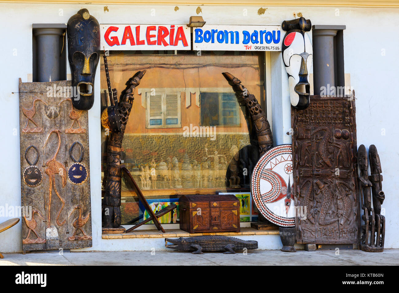 Negozio locale vendita di souvenir in Africa con la riflessione di un Capo Verde casa tradizionale nella finestra, Santa Maria, Isola di Sal, Salina, Capo Verde Foto Stock