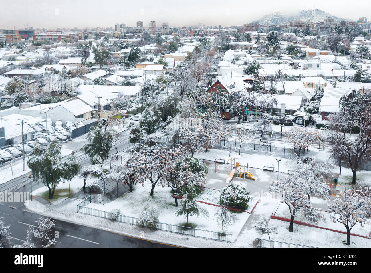 Santiago, Regione Metropolitana, Cile - 15 Luglio 2017: La città era completamente coperto di neve, un fenomeno insolito che accade una volta ogni 20 anni Foto Stock