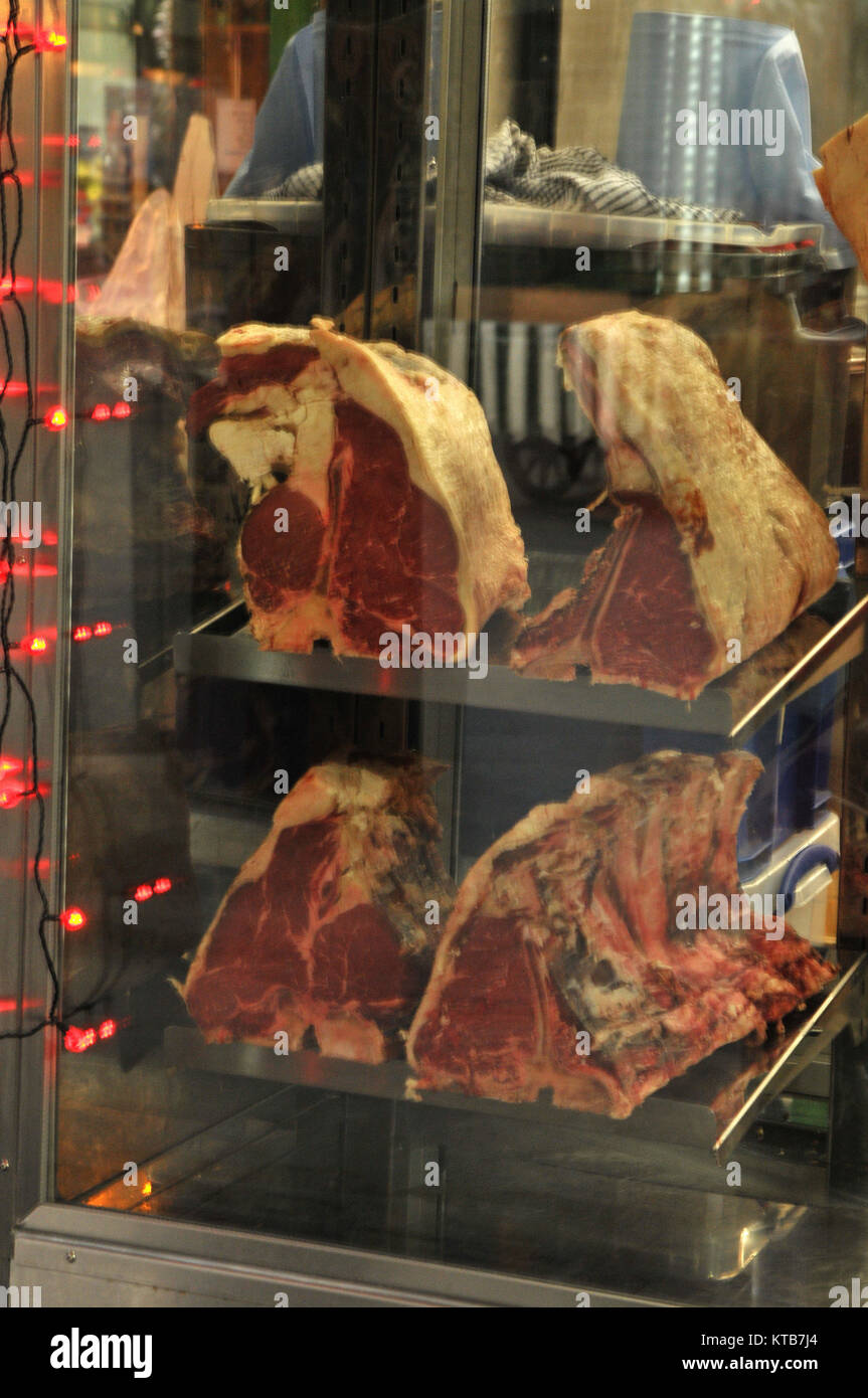 Giunti o tagli di carne rossa in un finestra di macellai per la vendita sul mercato di Borough di Southwark, Londra. Soddisfare fresco e norcineria nelle articolazioni per mangiare bistecche Foto Stock