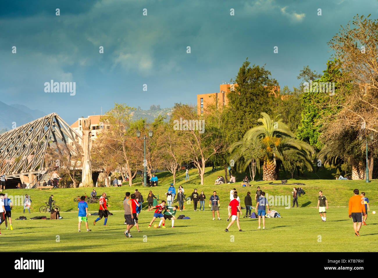 Santiago, Regione Metropolitana, Cile - Le persone si radunano e praticare sport sul weekend di Parque Araucano, il sindaco parco urbano in Foto Stock