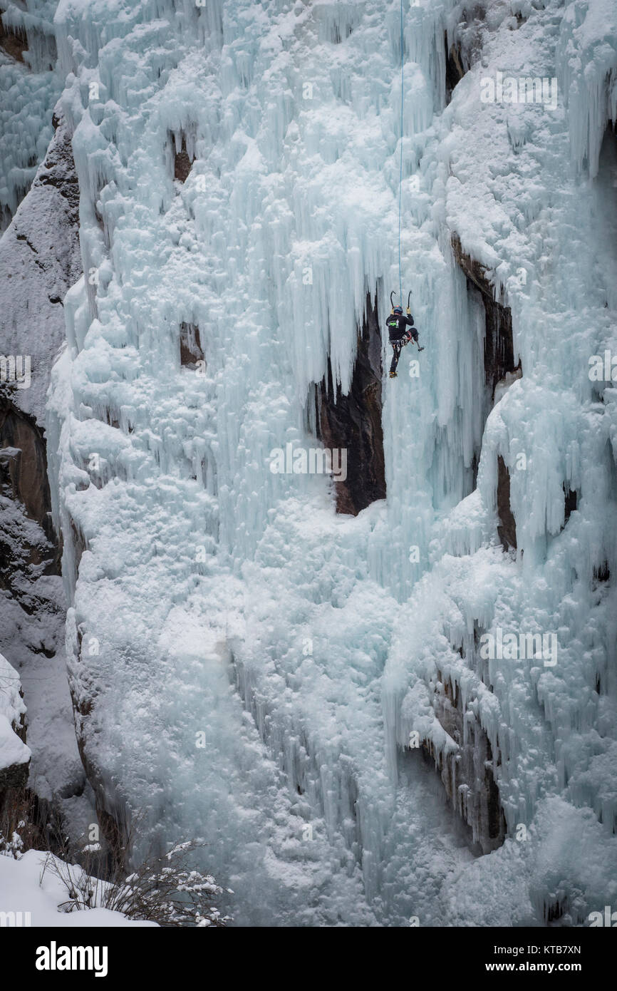Amputato scalatore Jeff Bryan top funi nel Ouray Ice park. Foto Stock