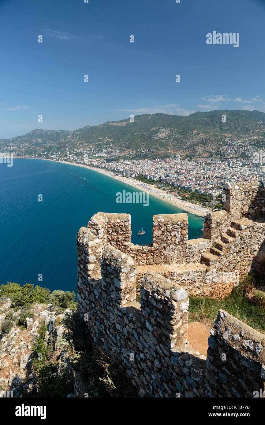 Castello di Alanya costruito sulle rocce e spiaggia di Cleopatra, Antalya, Turchia Foto Stock