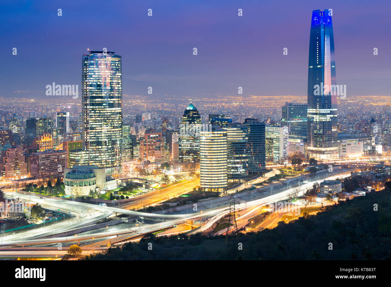 Santiago, Regione Metropolitana, Cile - Una vista degli edifici moderni a benestante quartiere finanziario popolarmente conosciuto come Sanhattan, in vi Foto Stock