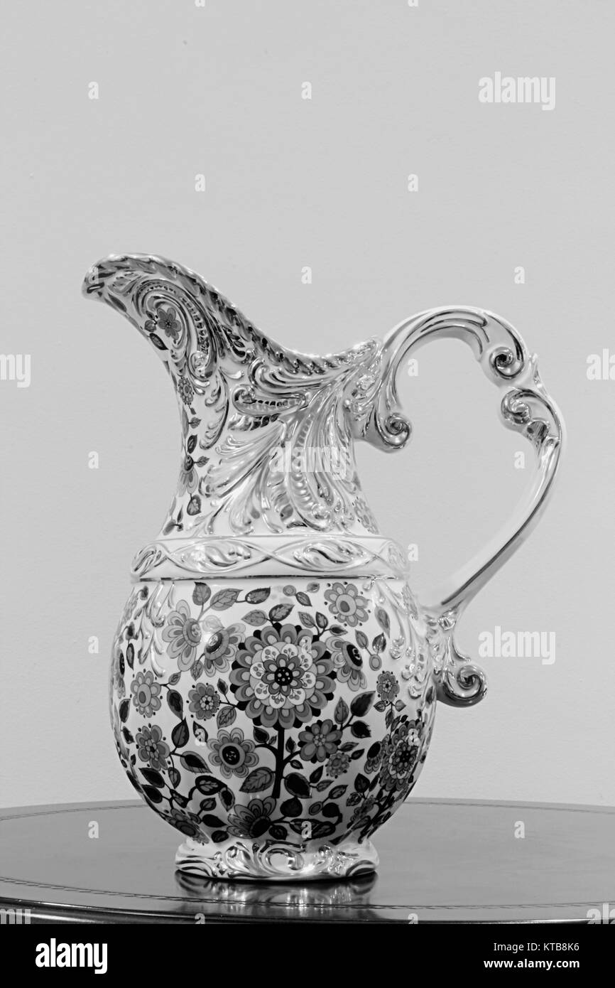 Vaso di fiori vaso di porcellana dettagli della decorazione bianco nero Foto Stock