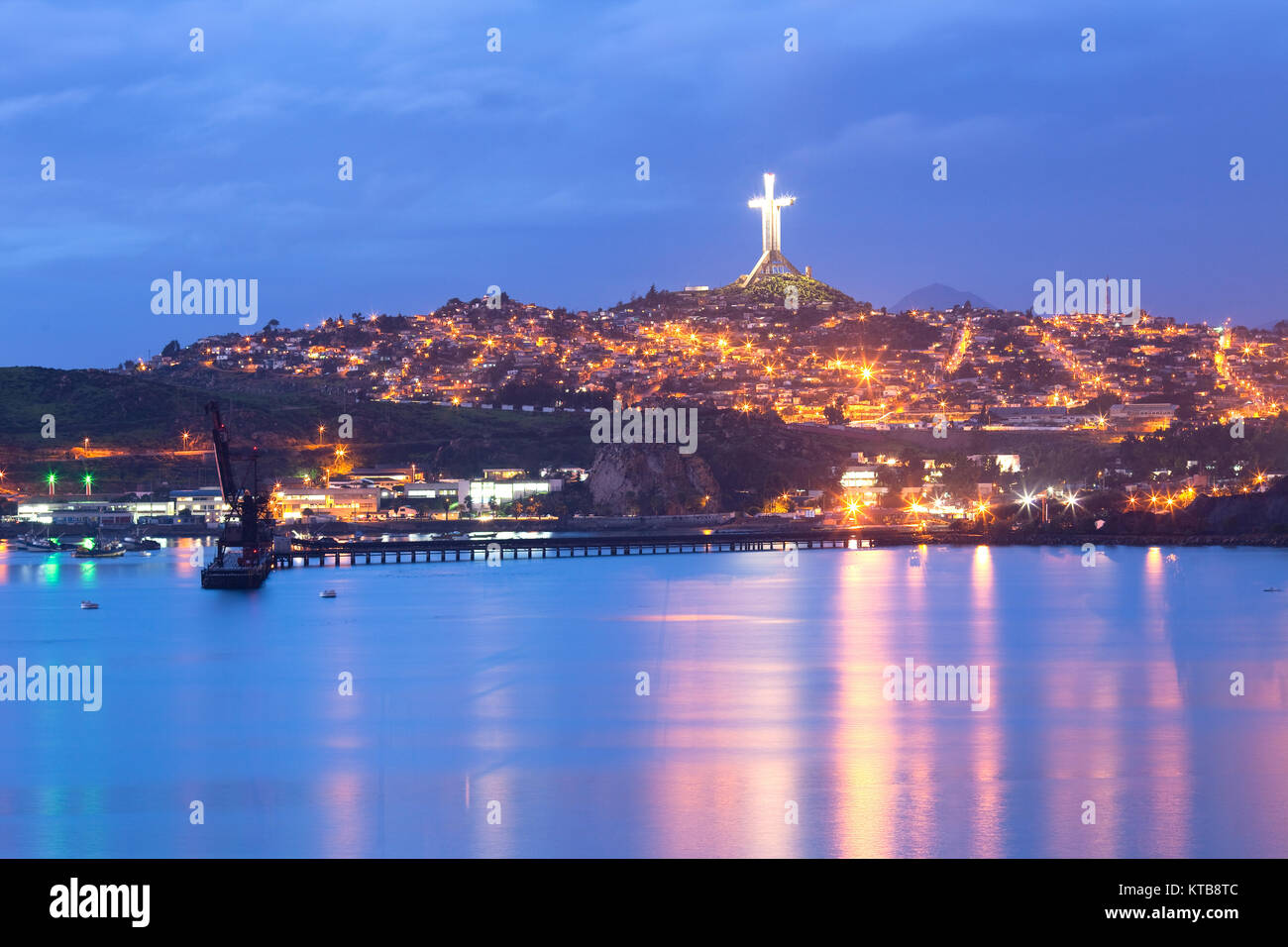 Vista panoramica di Coquimbo e il terzo millennio croce sulla parte superiore del El Vigia hill. Foto Stock