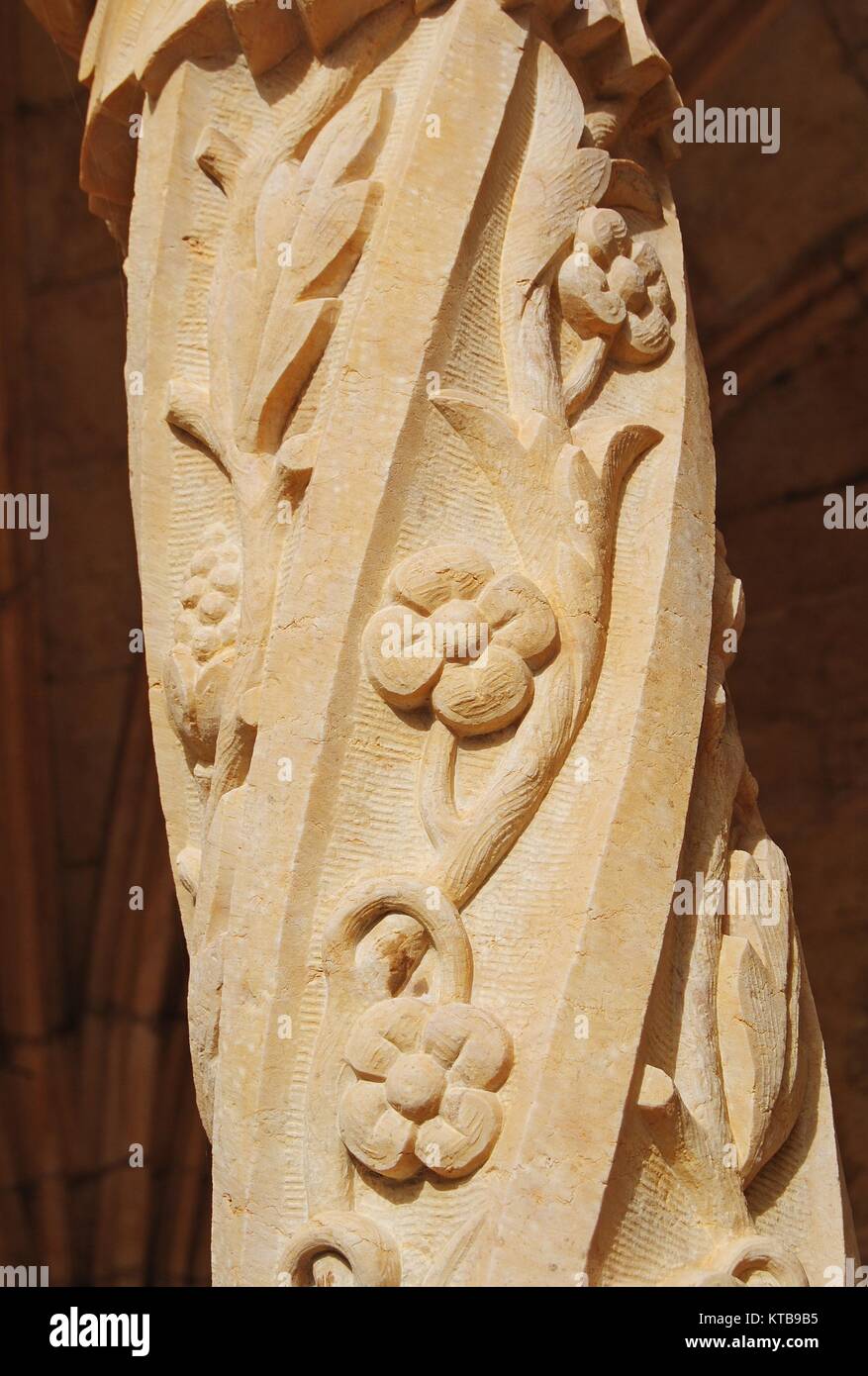 Colonna intrecciate con fiori al Mosteiro dos Jeronimos a Lisbona Foto Stock