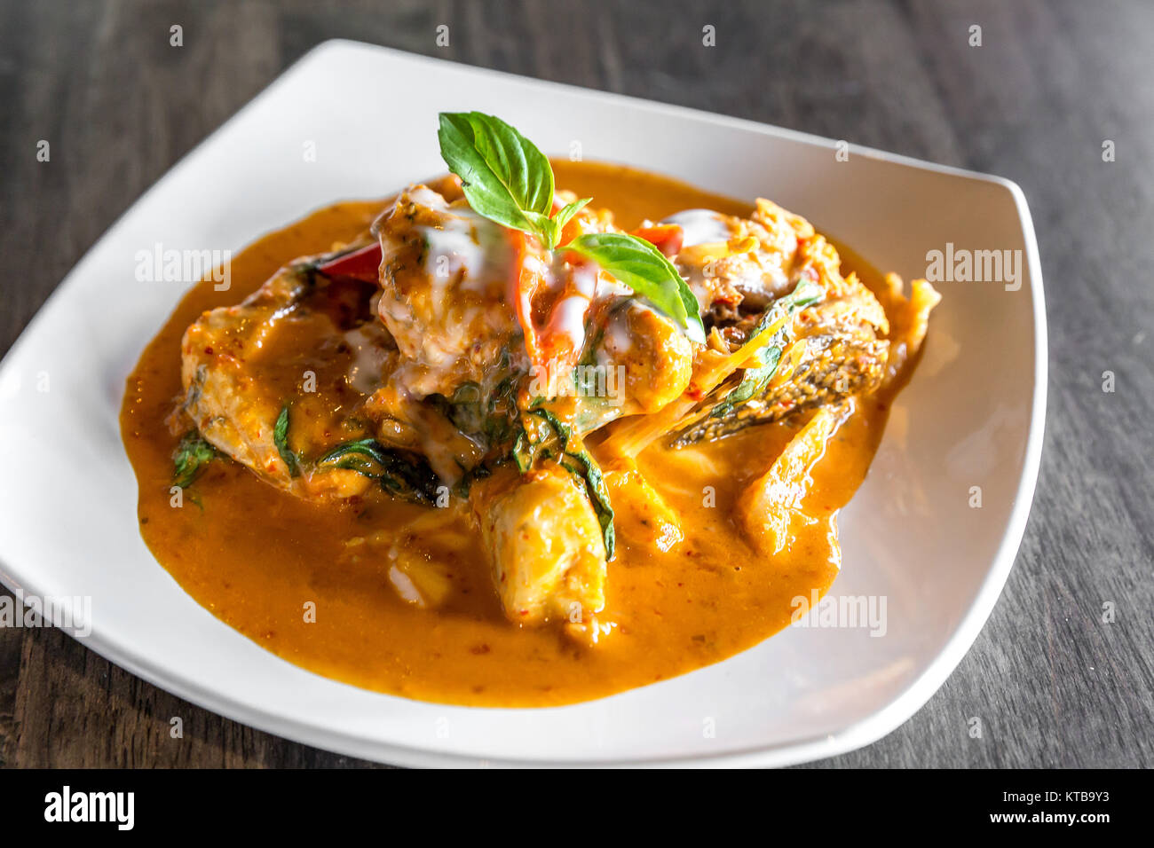 Pesce rosso con pasta di curry Foto Stock