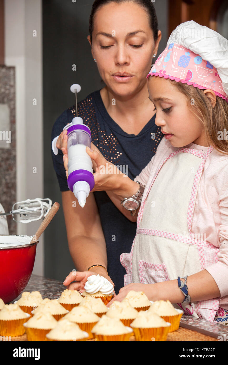 Come decorare le tortine con MOM Foto Stock