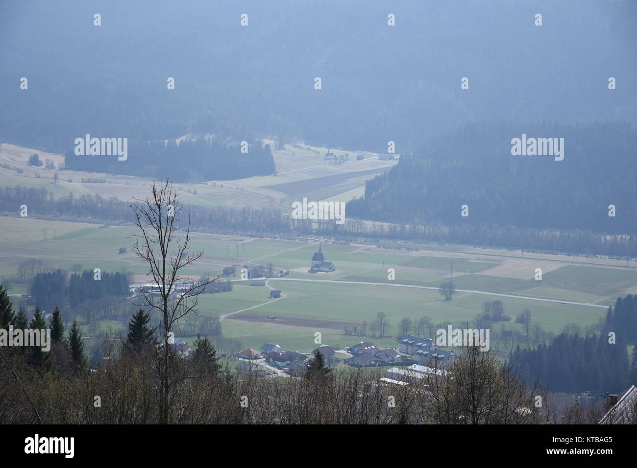 Mountain,montagna nel drautal,oberkÃ¤rnten,Carinzia,drautal,drau,valley,fiume,village,ponte,Road,Spittal an der Drau,Austria Foto Stock