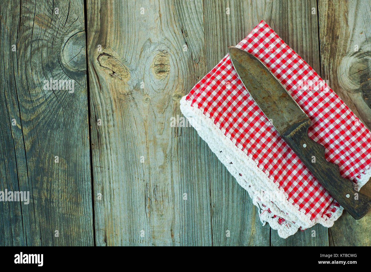 Il vecchio coltello da cucina su un tovagliolo rosso, lo spazio vuoto sulla sinistra Foto Stock