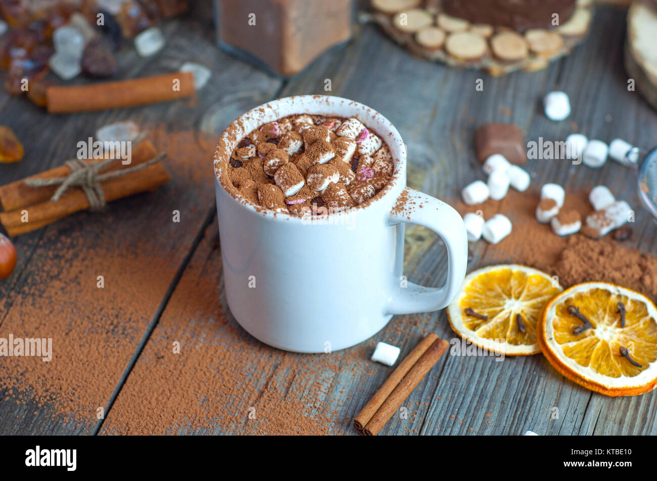 Bere cioccolata calda con marshmallows in una tazza bianca Foto Stock