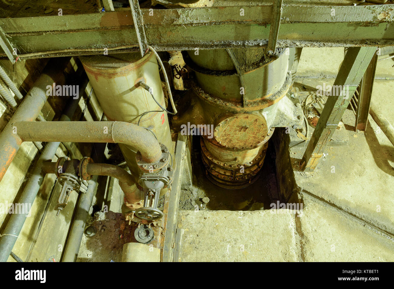 Scantinato di una stazione di pompaggio di acqua. Abbandonato il post-apocalittico Foto Stock