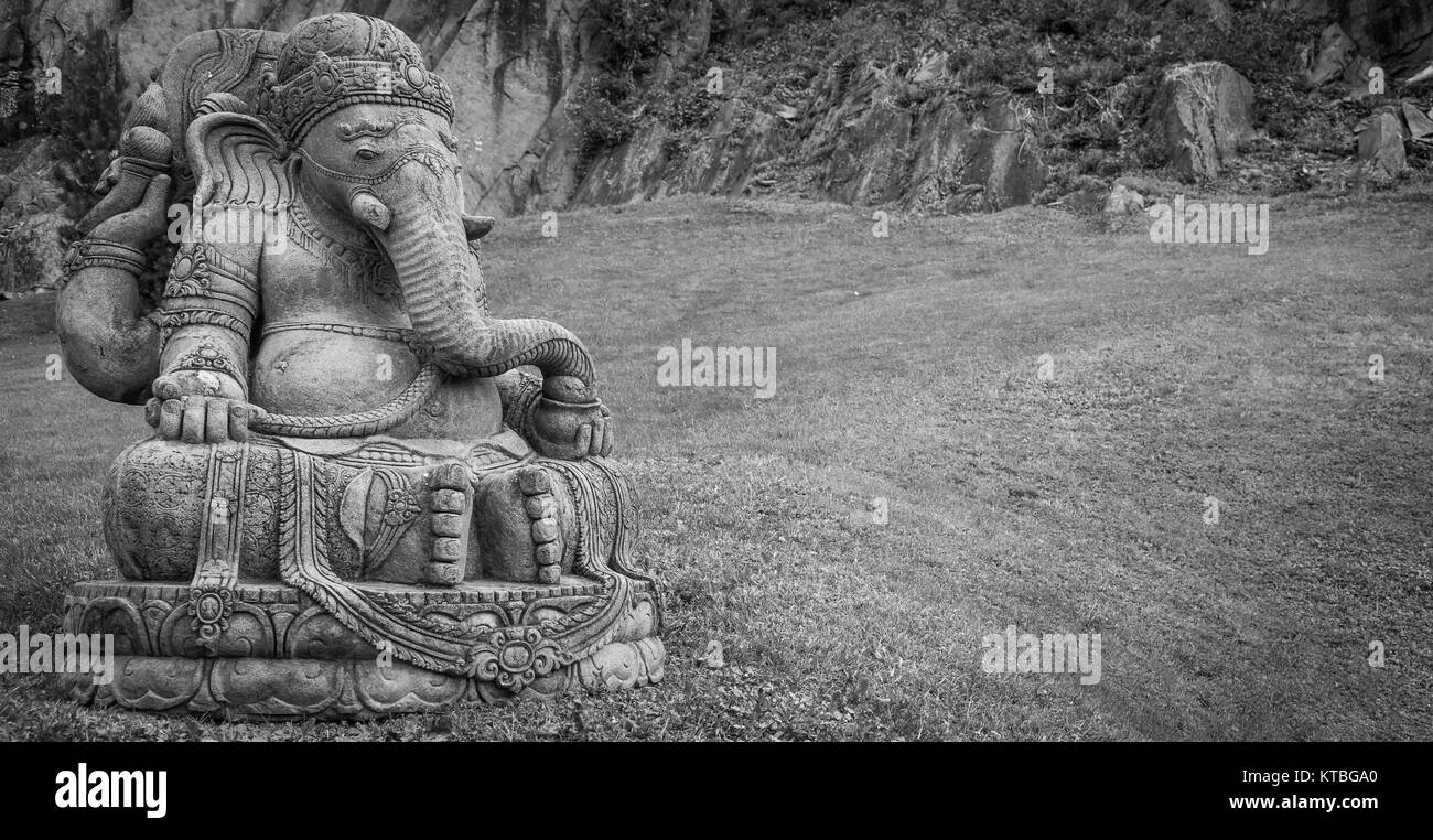 Ganesha statua in un bellissimo giardino di montagna Foto Stock