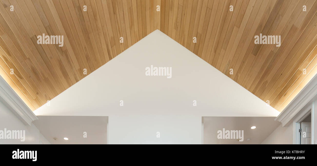 Soffitto in stile contemporaneo e parete formante la forma di una freccia Foto Stock