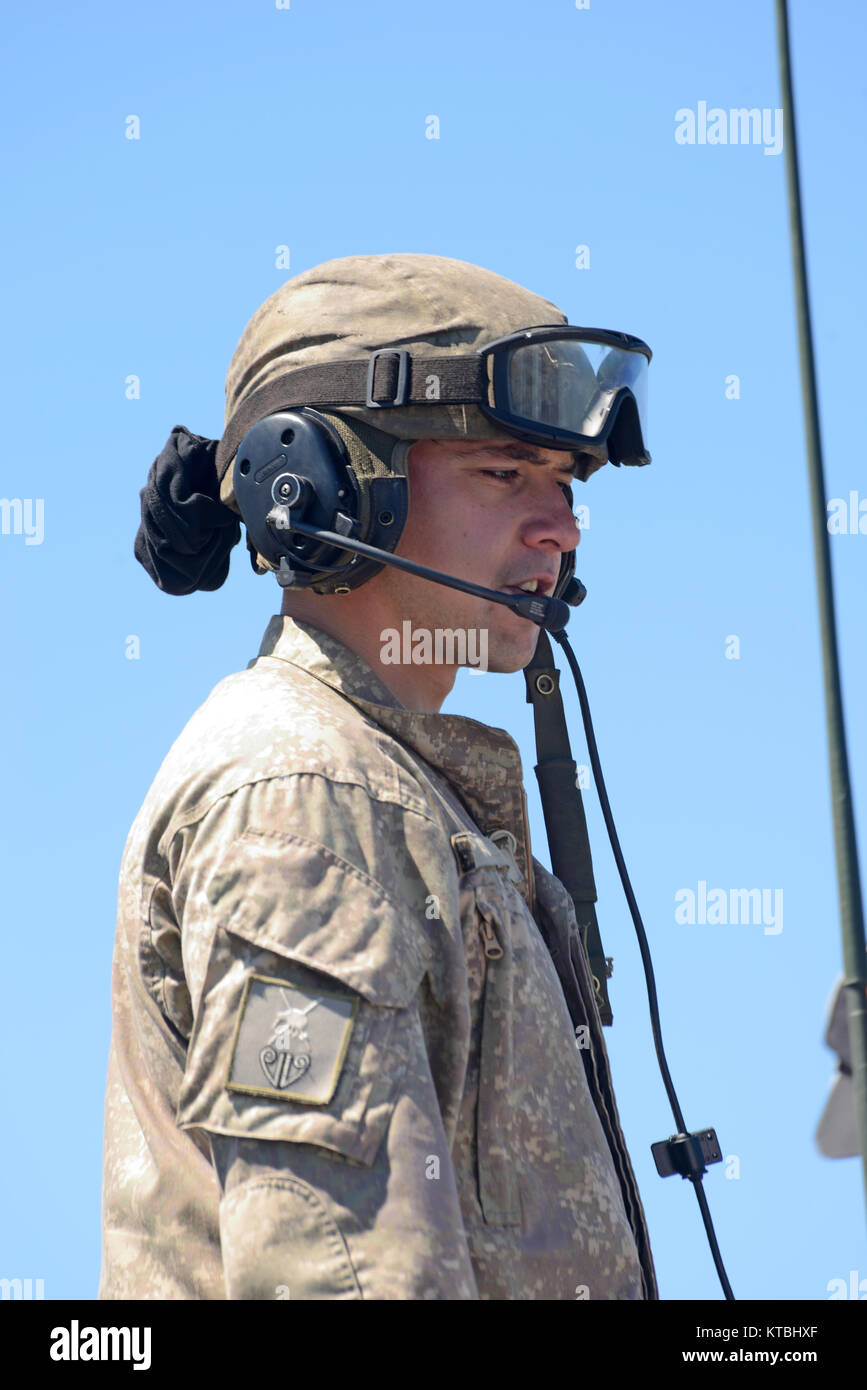 Greymouth, Nuova Zelanda, Novembre 18, 2017: un membro dell'equipaggio di un veicolo leggero blindato (LAV) parla al suo team a un open day per i militari. Foto Stock