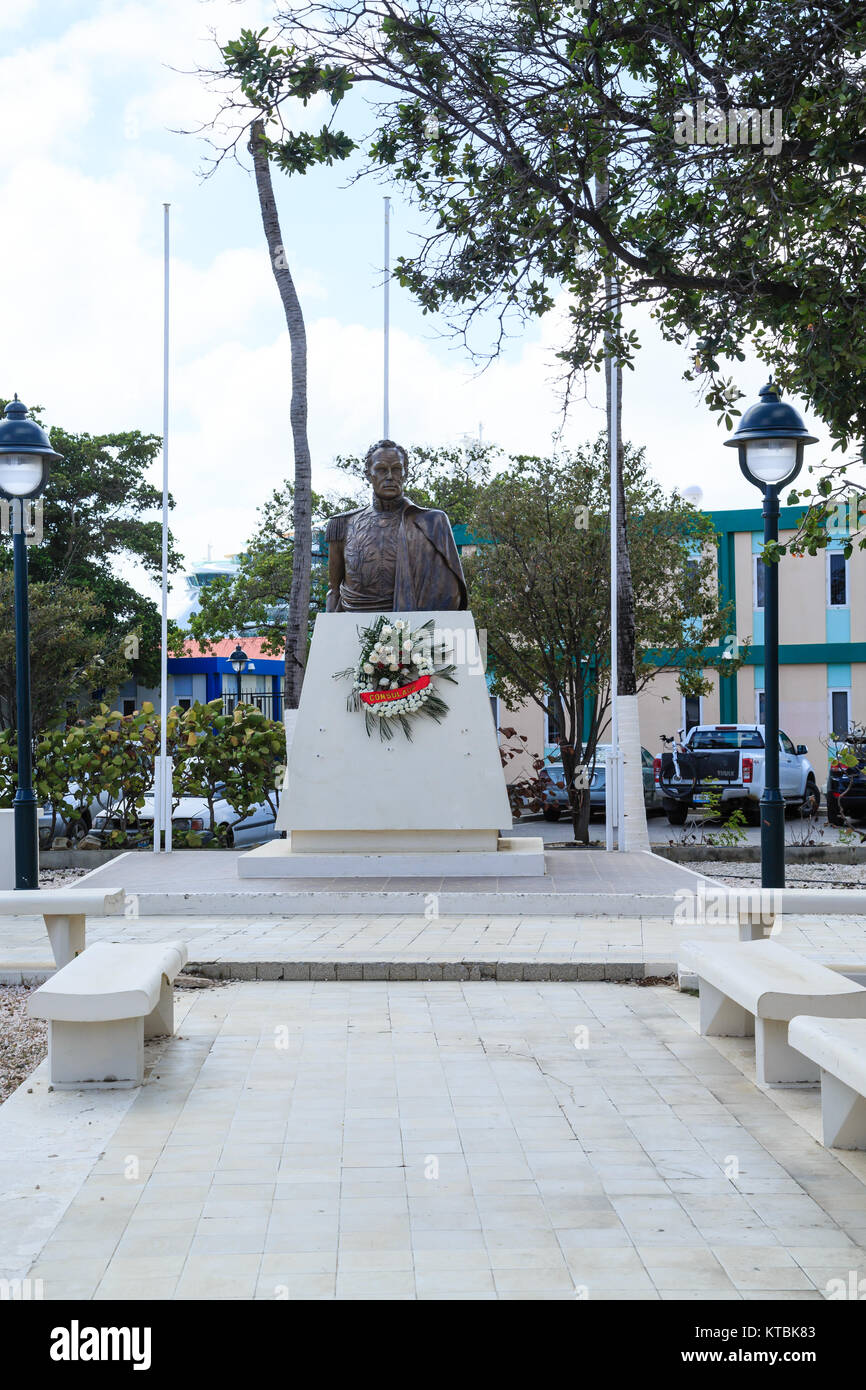 Statua del Consolato a Bonaire con un funerale corona Foto Stock