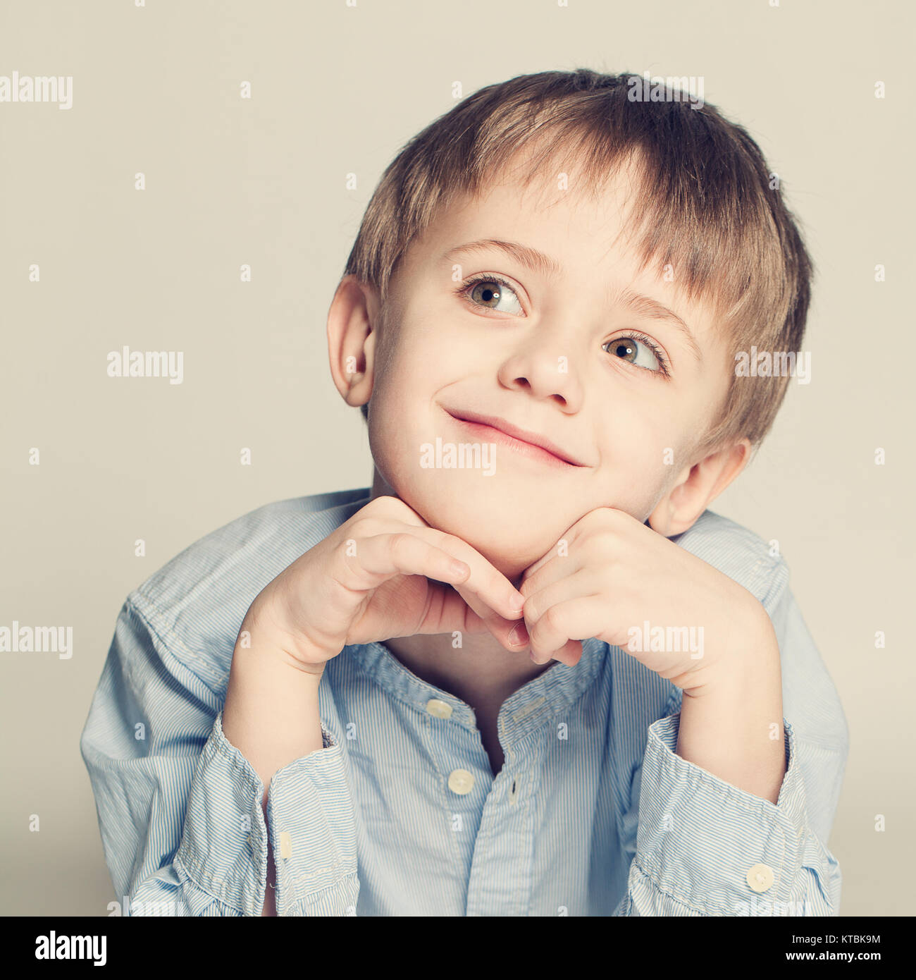 Carino bambino guardando in alto Foto Stock