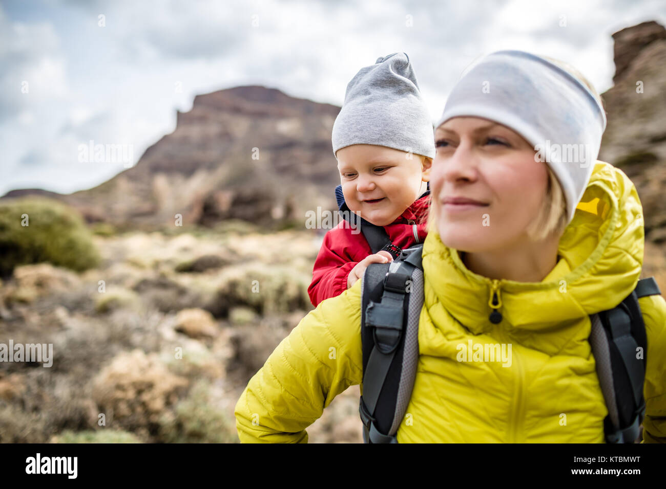 Super mom con baby boy in viaggio nello zaino. Madre di escursioni avventura con bambino, viaggio con la famiglia in montagna. Vacanze Viaggio con bambino trasportato Foto Stock