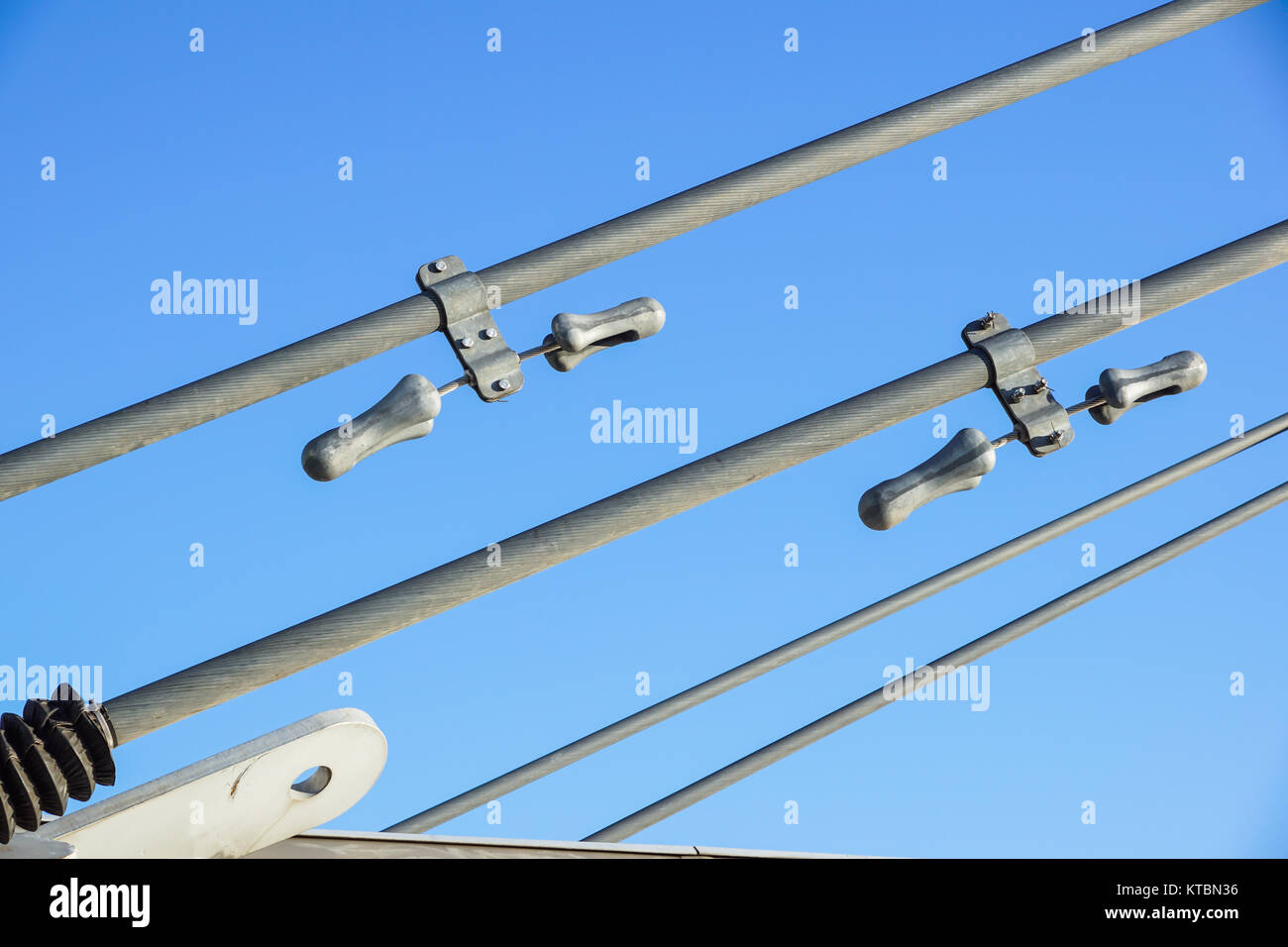 Il fotografo prende una foto le strutture metalliche per la costruzione del ponte Foto Stock