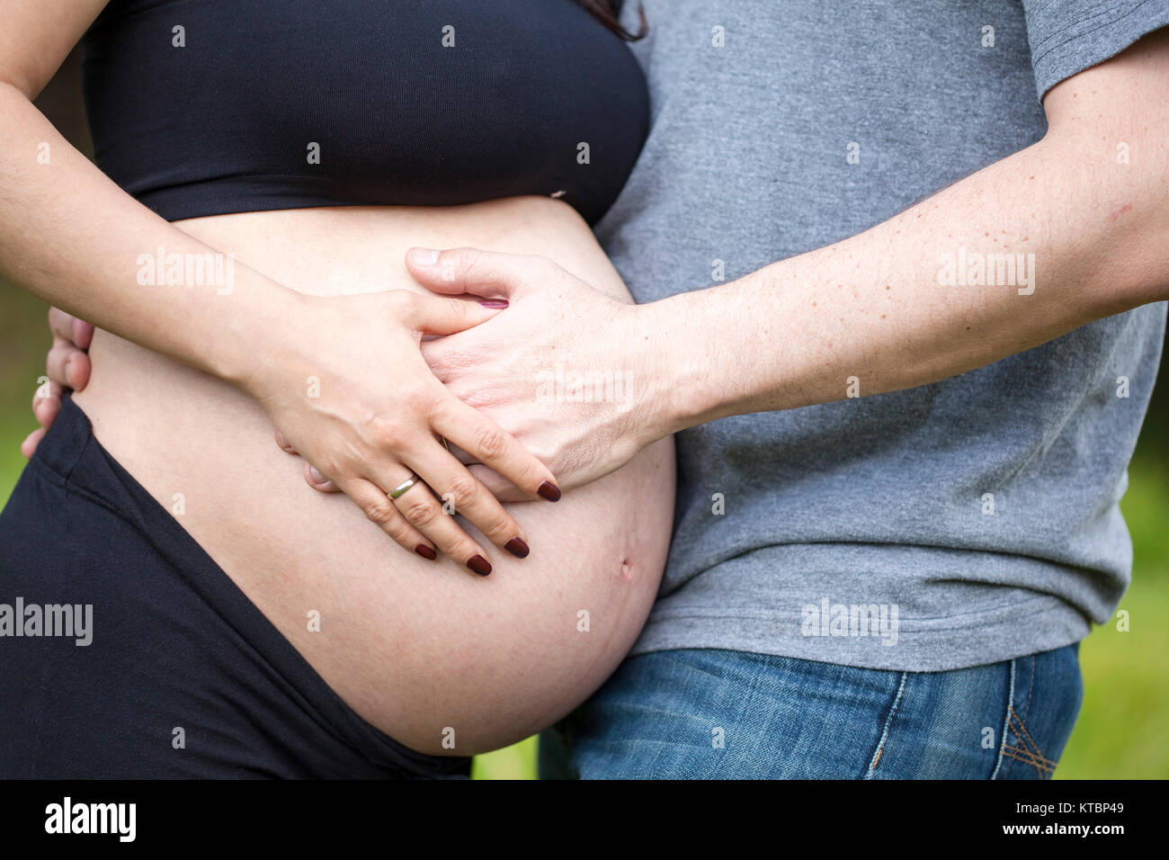 Coppia in attesa per il loro bambino - 38 settimane Foto stock - Alamy