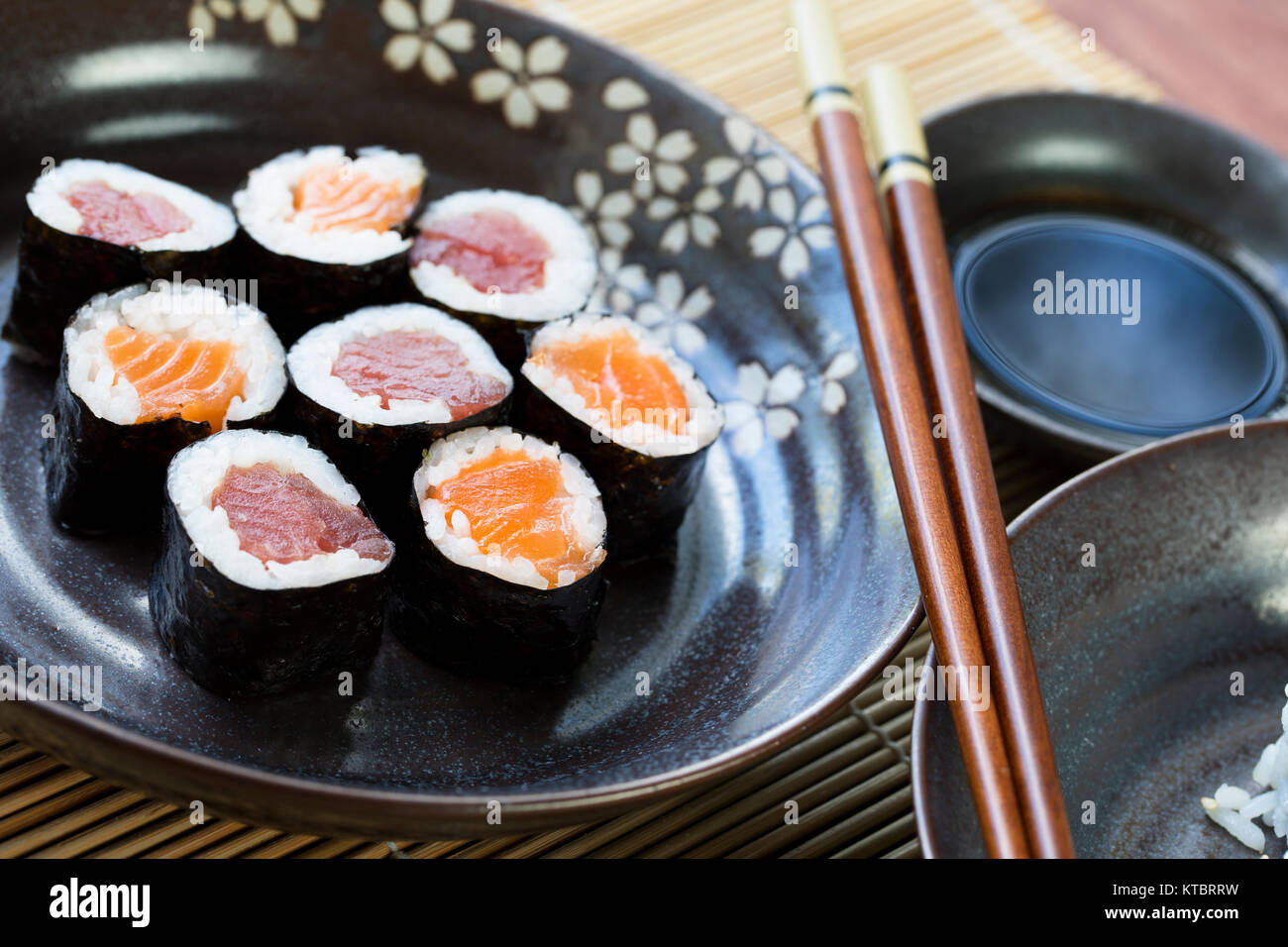 Salmone e Tonno rotoli maki Foto Stock