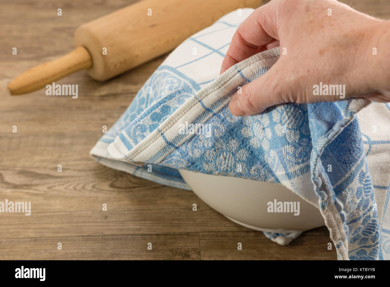 Zubereitung von Hefeteiggebäck Foto Stock