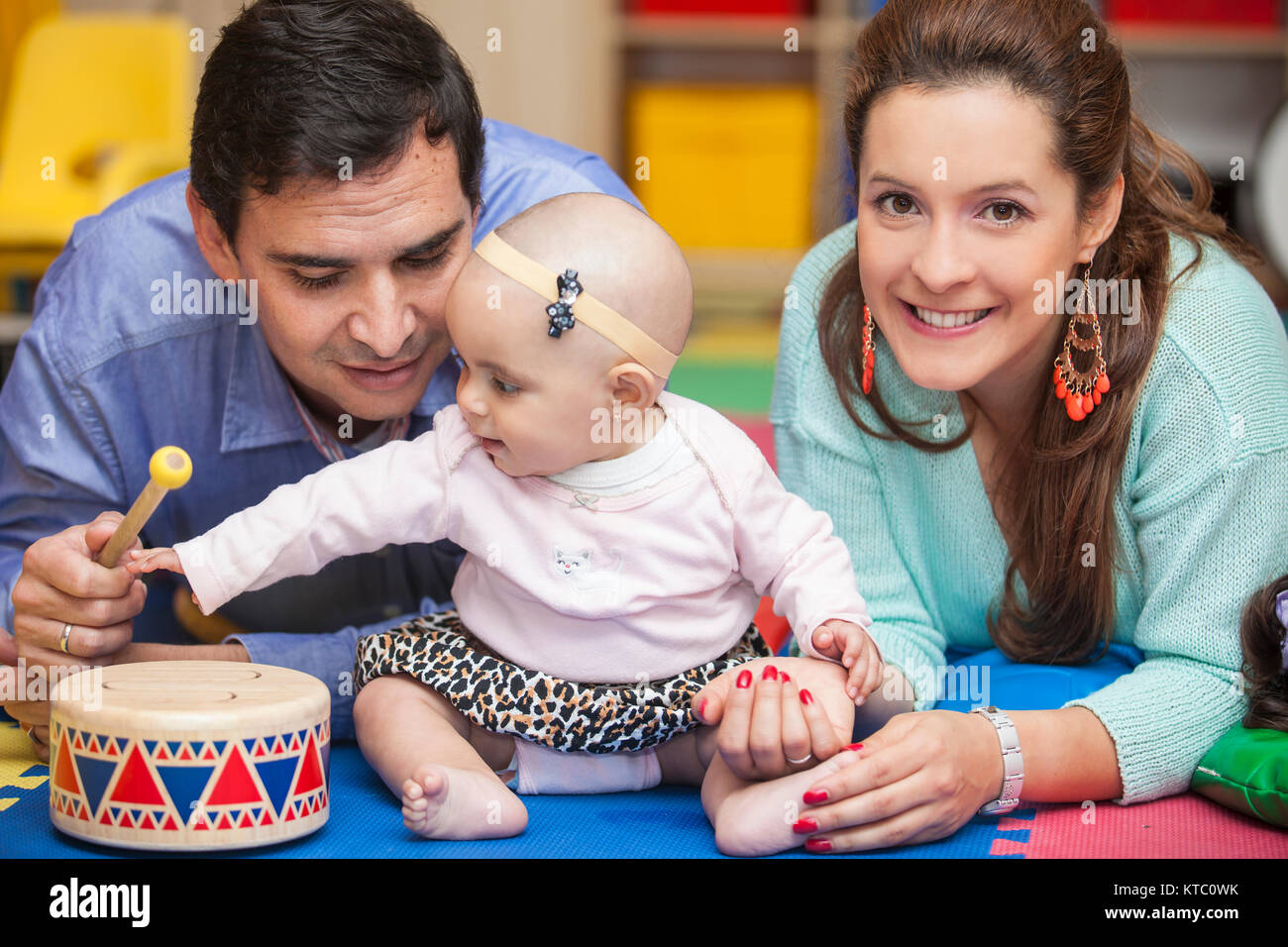 Con mamma e papà per imparare a suonare la batteria Foto Stock