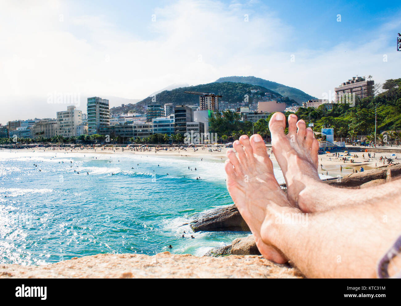 Relax su una soleggiata giornata presso la spiaggia di Ipanema a Rio de Janeiro. Il Brasile. Foto Stock