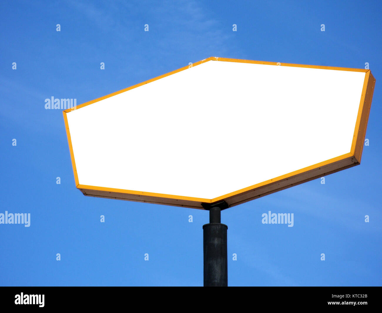 La placca cartello blu cielo bianco tramite Affissioni Foto Stock