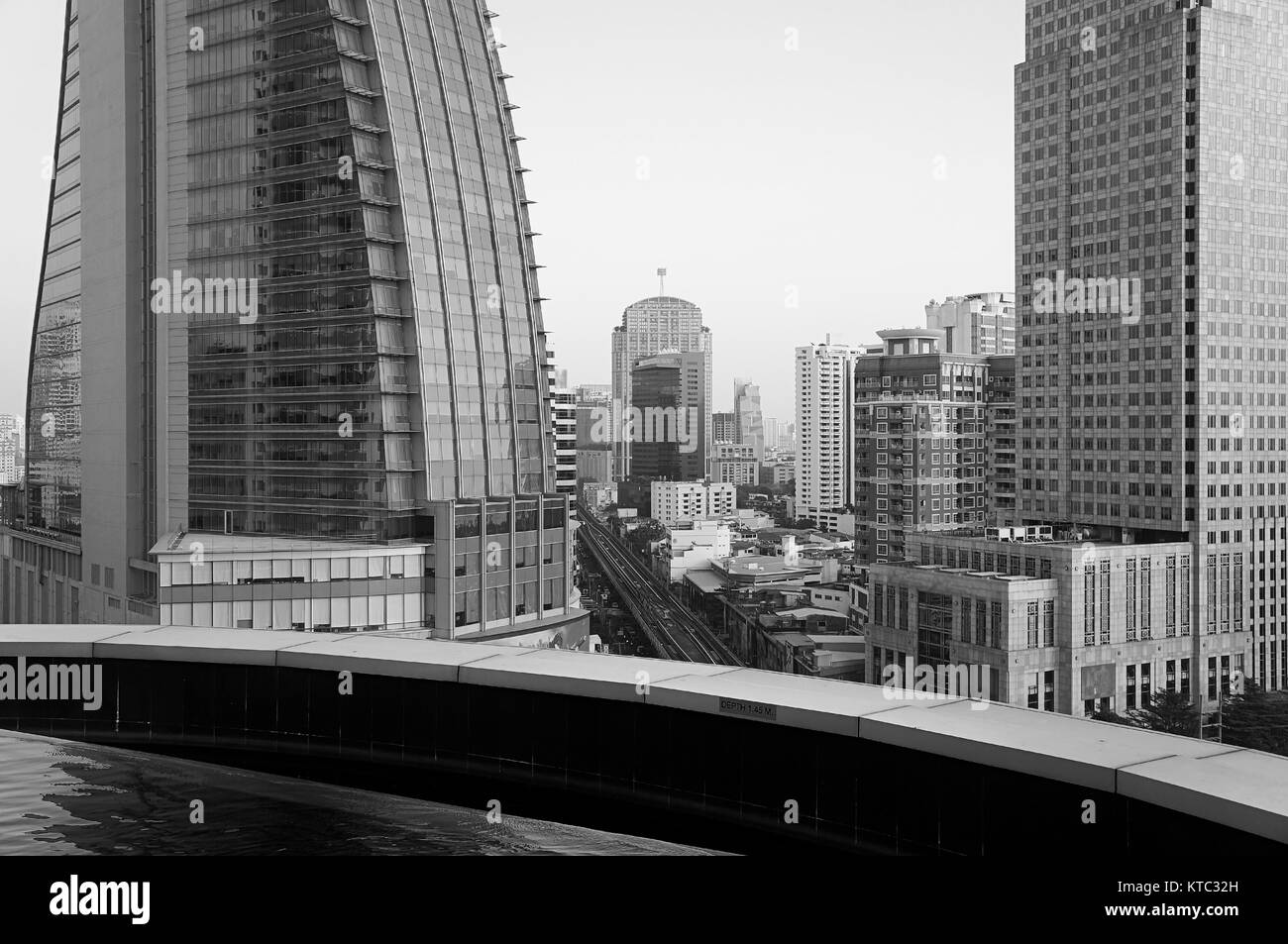 Il trasporto via ferrovia downtown Bangkok cityscape bianco nero Foto Stock