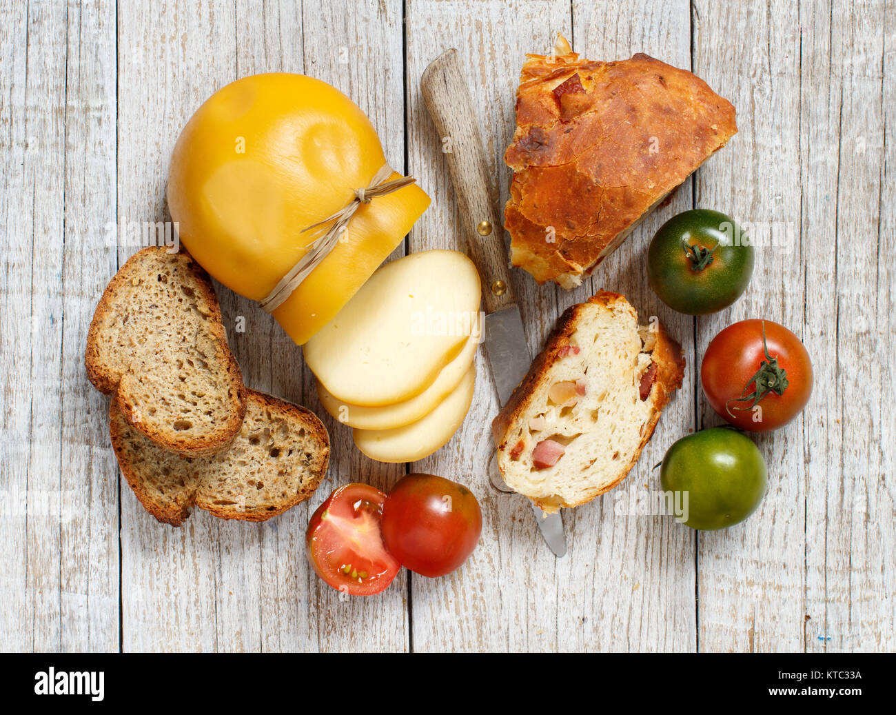 Scamorza, pomodori e pane Foto Stock