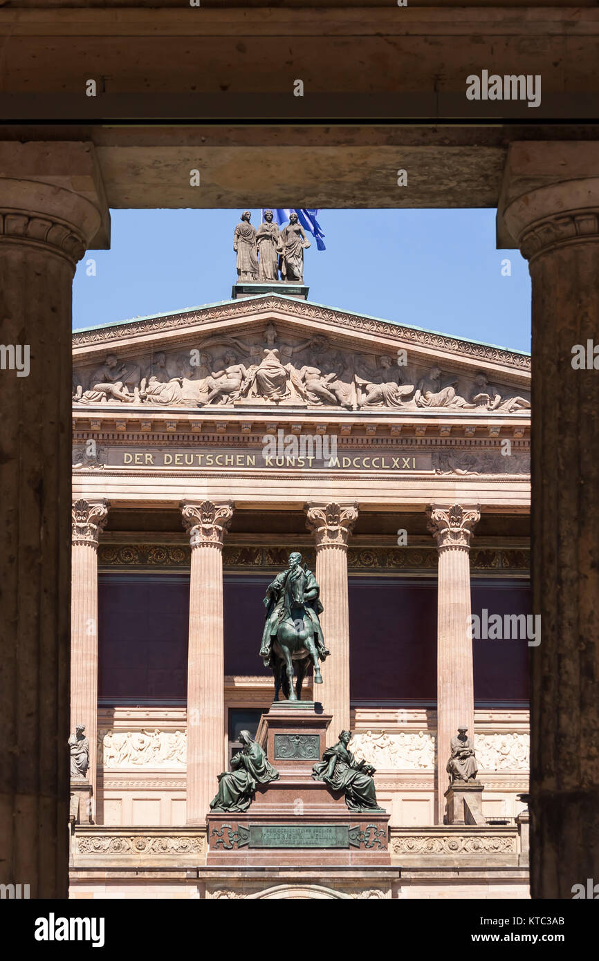 Laubengang mit Säulen vor der Alten Nationalgalerie di Berlino Foto Stock