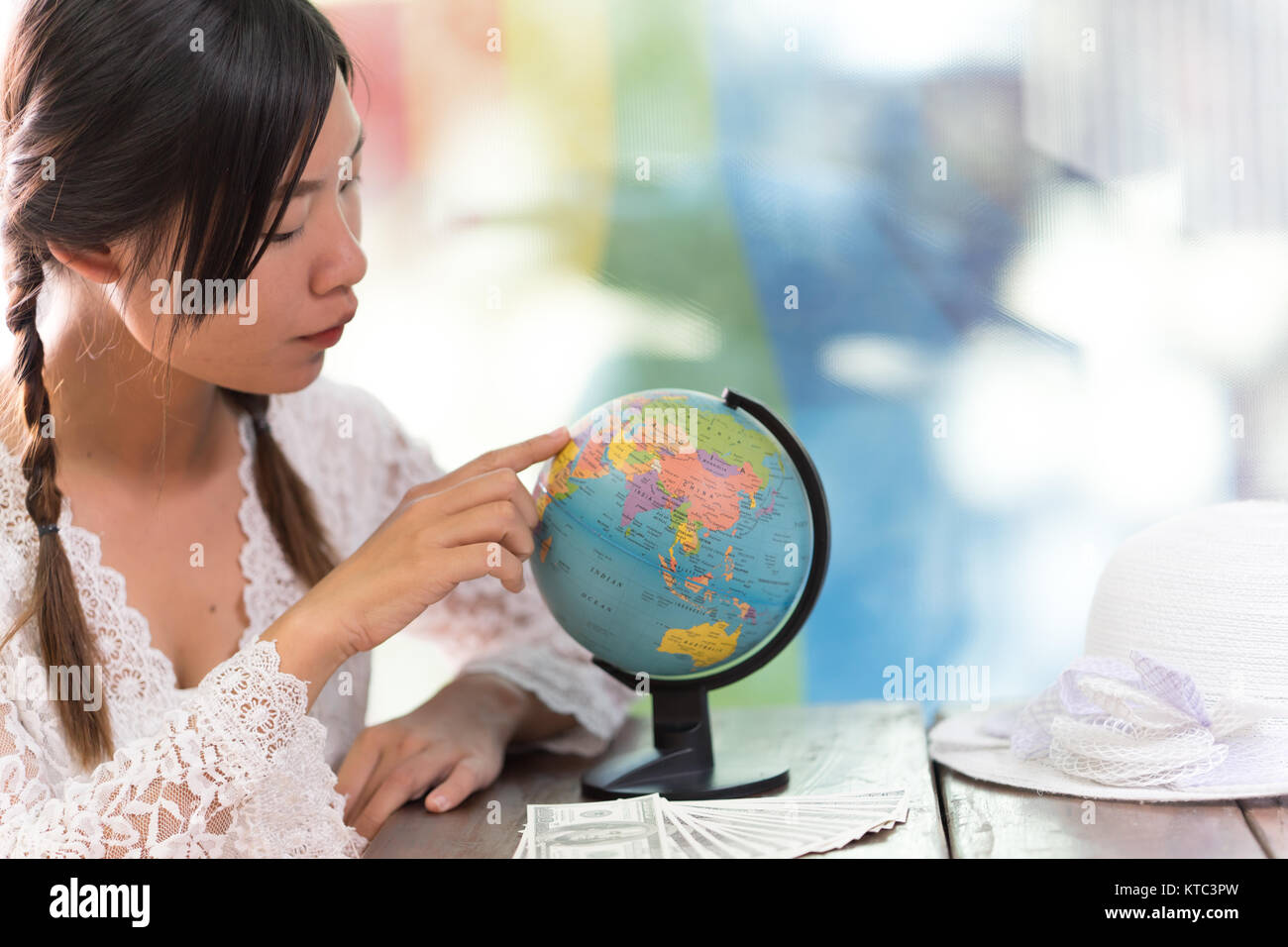 Le donne di esplorare il globo per pianificare il proprio viaggio Foto Stock
