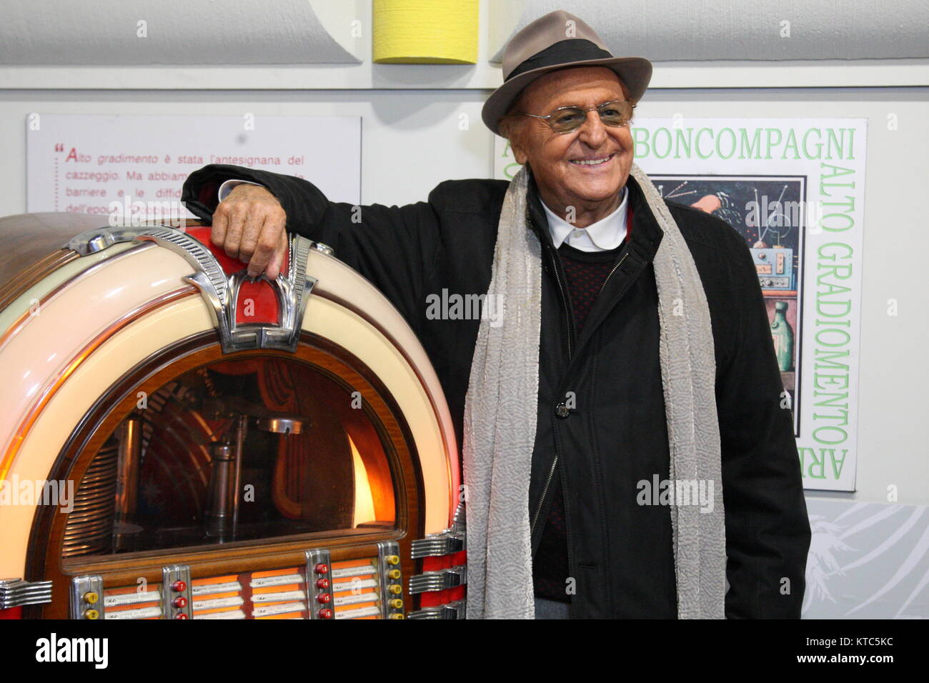 Napoli, Italia. 22 Dic, 2017. Renzo Arbore in mostra a Napoli nel Palazzo  Reale di Napoli (Palazzo Reale di Napoli) erano le sue famose collezioni di  gadget di tutti i tipi hanno