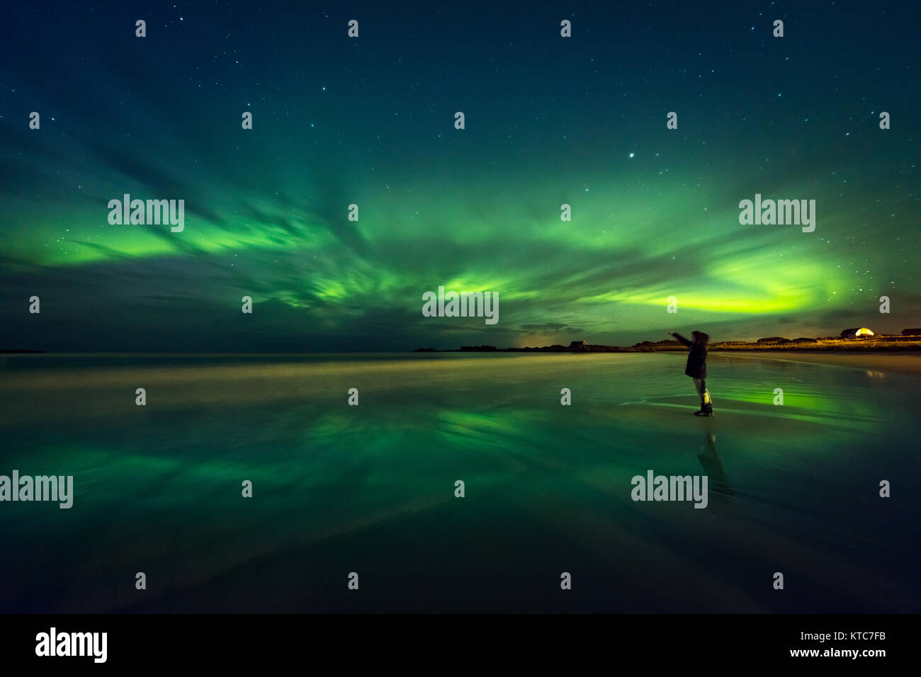 Vista incredibile sulla Northern Lights, belle luci verdi sul cielo di notte, viaggiatore donna godendo di Aurora, allegro ballerini, bella fenomeno ho Foto Stock