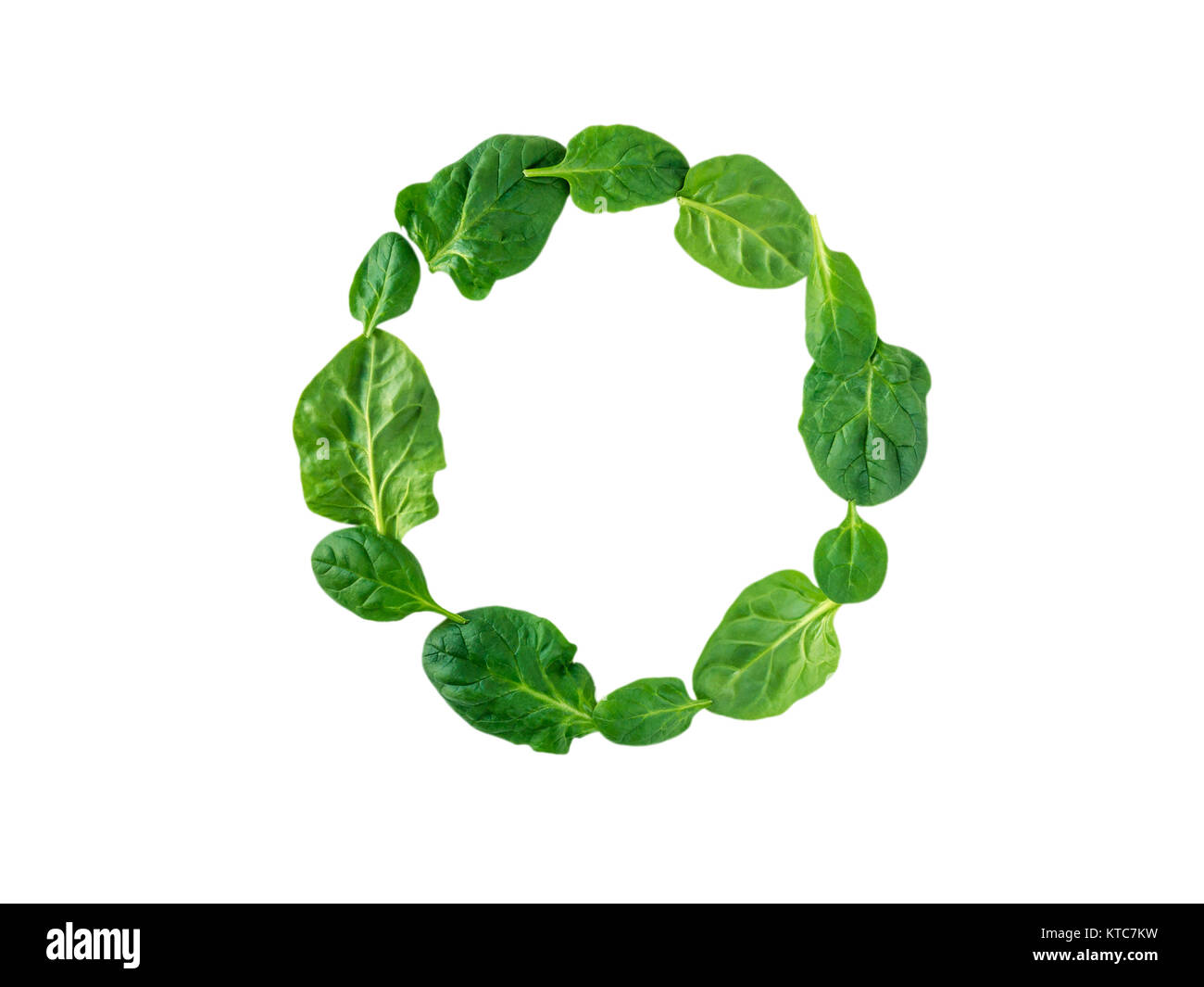 Round ghirlanda di verde di foglie di spinaci vista dall'alto isolato su bianco Foto Stock