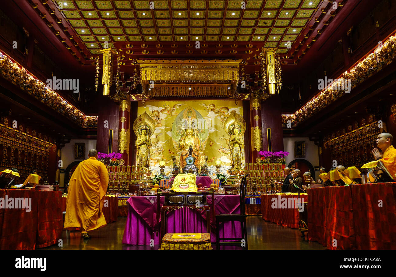 Singapore - Giu 12, 2017. Interno della pagoda buddista in Chinatown, Singapore. Il buddismo è apparso per la prima volta intorno al Singapore Straits durante la seconda centu Foto Stock