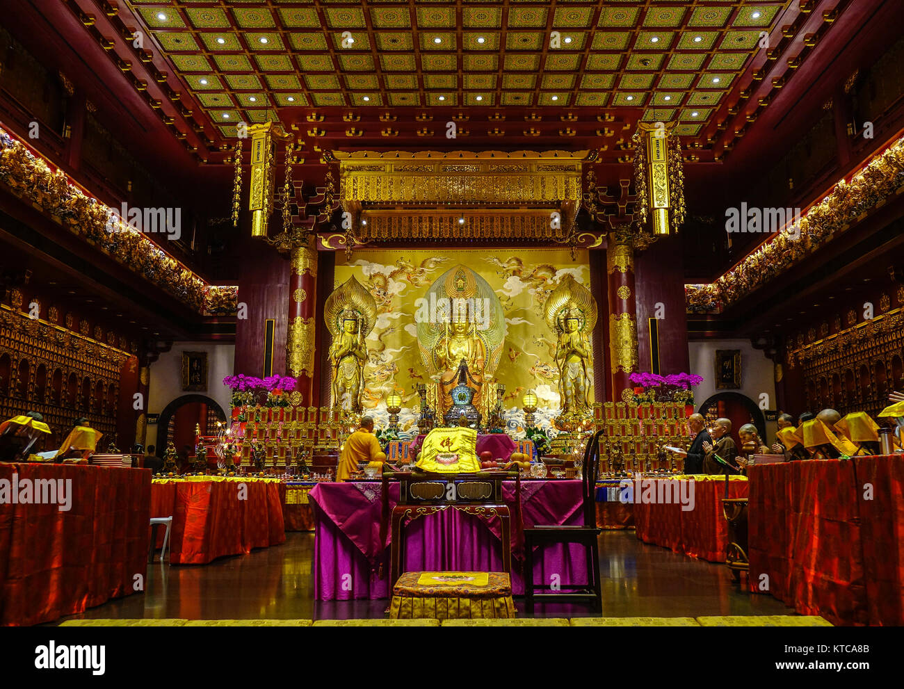 Singapore - Giu 12, 2017. All'interno del Dente del Buddha reliquia tempio in Chinatown, Singapore. Il buddismo è apparso per la prima volta intorno al Singapore Straits durante il Foto Stock