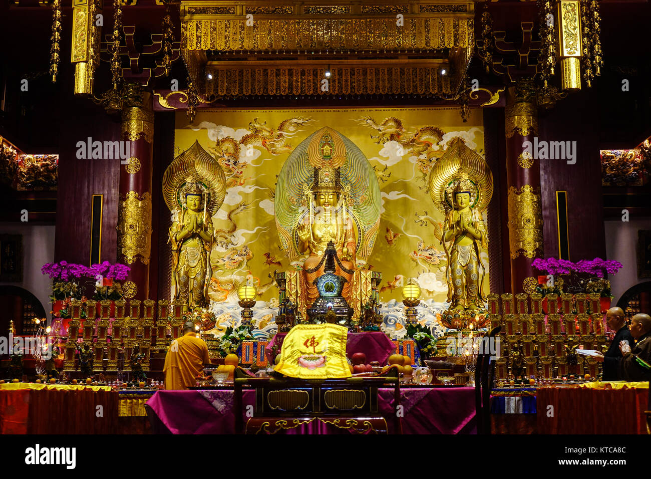 Singapore - Giu 12, 2017. Sala principale del Dente del Buddha reliquia tempio in Chinatown, Singapore. Il buddismo è apparso per la prima volta intorno al Singapore Straits durante Foto Stock