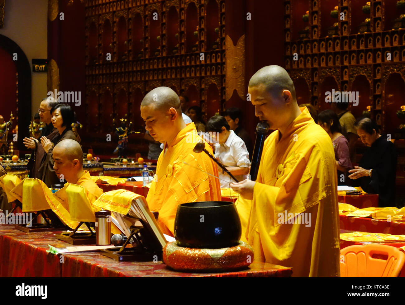 Singapore - Giu 12, 2017. I monaci la preghiera alla pagoda buddista in Chinatown, Singapore. Il buddismo è apparso per la prima volta intorno al Singapore Straits durante il 2n Foto Stock