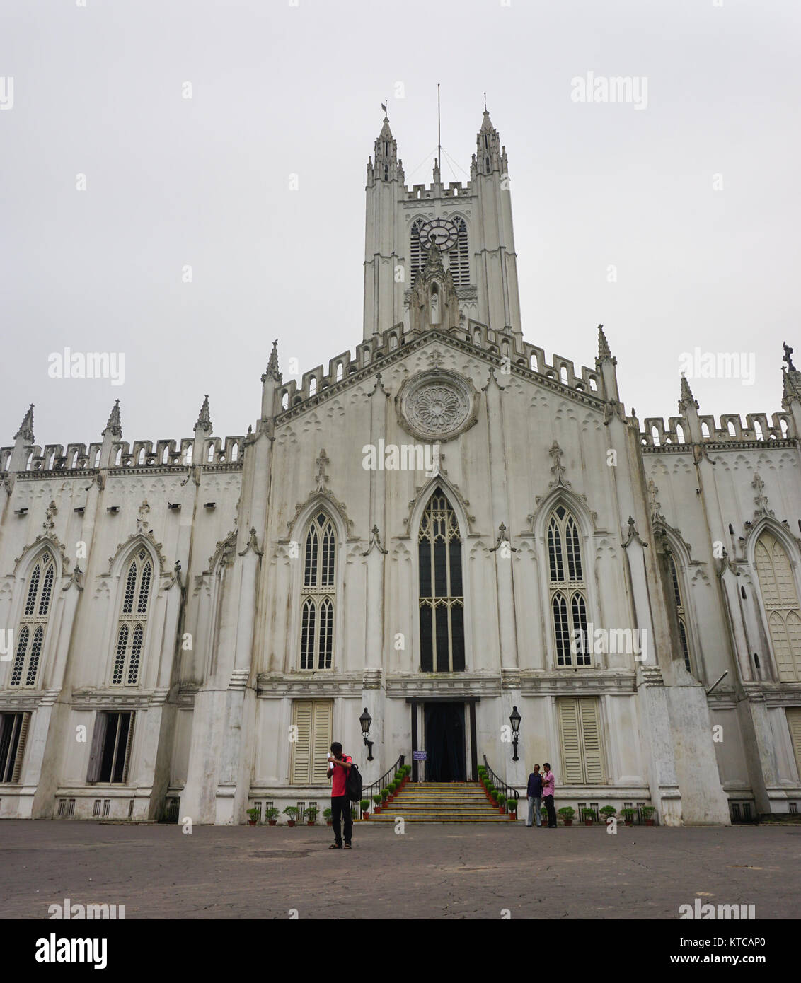 Kolkata, India - 8 lug 2015. La gente visita il San Paolo Cattedrale di Calcutta, in India. La prima pietra è stata posata nel 1839; l'edificio è stato completato in Foto Stock