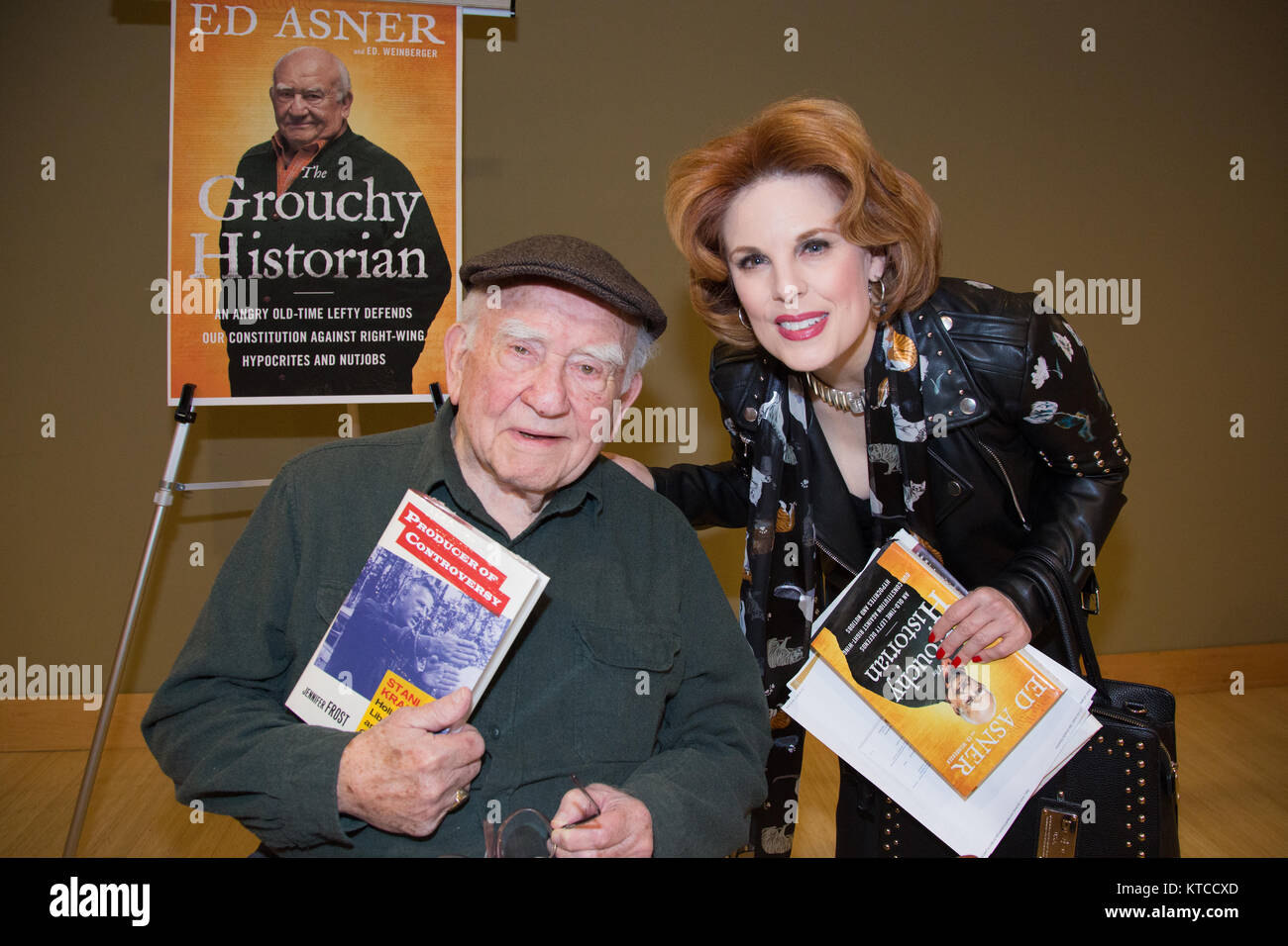 Los Angeles, in California Dec. XVII, 2017. Attore ed Asner tiene un libro dato a lui da Kat Kramer nel suo libro firma. Foto Stock