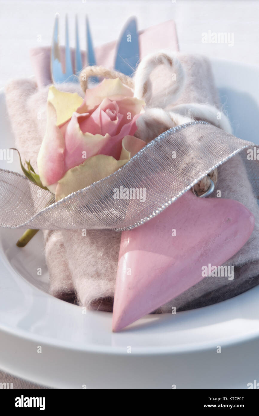 In prossimità di una decorazione della tavola con cuore rosa per un giorno della madre la cena Foto Stock