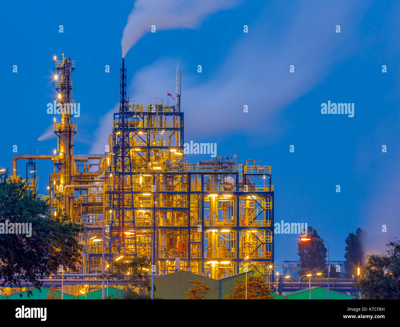 Pesante industria chimica al tramonto in un industriale area di fabbrica Foto Stock